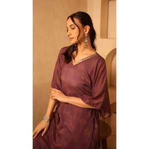 Ensemble assorti caftan violet Stardust en mousseline de soie, coupe ample, trois-quarts, pour femme, tailles XL, 2XL, 3XL, pour tenues printemps/été/automne - Product Image 1