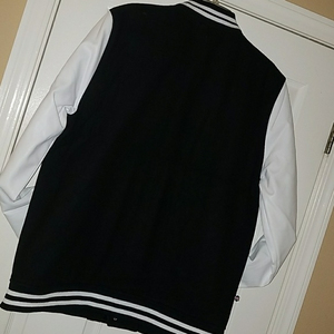 Veste universitaire d'hiver pour femmes sur mesure en gros avec conception personnalisée et impression de logo Service OEM fini respirant - Product Image 4