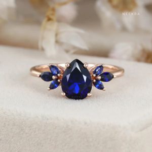 Anillo de racimo de zafiro azul de estilo Art Deco de oro rosa sólido de 14 quilates hecho a mano con zafiro azul cultivado en laboratorio en forma de pera central - Product Image 1