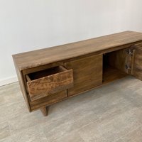 Meuble TV ethnique moderne en bois de manguier massif, fabriqué à la main par KARMA, avec rangement, console multimédia, expédié par la poste