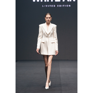 Estilo de moda Blazers de manga larga para mujer 2 bolsillos delanteros LYA BACKLESS DRAPED BLAZER 77% Acetato-23% Poliéster BLANCO ANT - Product Image 1