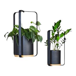 Juego de Macetas Modernas de Metal Negro con Base de Madera y Asa para Exhibición de Plantas de Interior de Lujo - Product Image 1