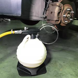 เครื่องแยกน้ำมันเบรกที่ขับเคลื่อนด้วยอากาศ6L ซ่อมรถยนต์ allSupply ประกอบด้วยอุปกรณ์สำหรับรถยนต์ที่ใช้แล้วจากไต้หวันทำจากพลาสติก - Product Image 3