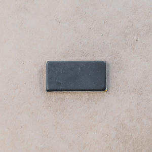 Autocollant rectangulaire non poli en shungite pour téléphone, 0,6 x 1 pouce (15 x 25 mm) - Product Image 1