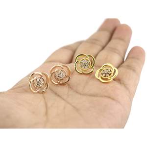 Pendientes de diamantes de oro amarillo de 18 quilates, aretes de flores reales, joyería de diseño floral hecha a mano - Product Image 3