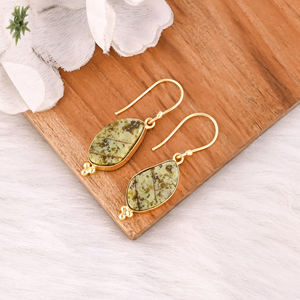 Boucles d'oreilles en laiton plaqué or avec opale verte, logo personnalisé, bijoux personnalisés, boucles d'oreilles en laiton de haute qualité - Product Image 3