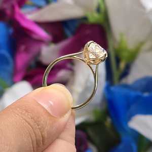 Anillos de compromiso y aniversario de lujo de oro rosa de 14K con 5 filas de moissanita cultivada en laboratorio, estilo hip hop, que pasan la prueba del diamante. - Product Image 1