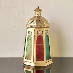 Lanterne à bougie en métal marocaine en verre coloré au design unique avec un beau travail de coupe pour les décorations du Ramadan et de l'Aïd - Product Image 1