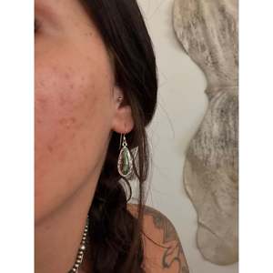 Pendientes Colgantes Hechos a Mano en Plata de Ley y Turquesa Negra Estilo Navajo con Forma de Gota de Agua - Product Image 2