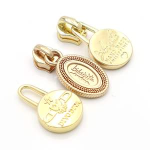 Fournisseur de quincaillerie pour sacs en cuir de haute qualité, tirette métallique ronde et ovale personnalisée avec logo gravé et embossé, avec <span class=keywords><strong>curseur</strong></span> - Product Image 1