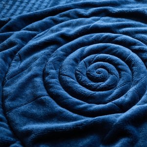 Manta de lana suave de lujo Cozy Navy Blue Spiral Diseño en relieve Tamaño único - Product Image 4