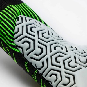 Gants de football avec logo personnalisé Design classique et confortable pour adultes Nouveaux gants de gardien OEM - Product Image 4