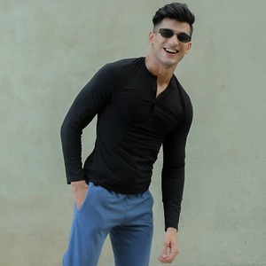 T-shirt de sport pour homme, haut d'entraînement actif pour la salle de sport, en polyester extensible de qualité supérieure, avec logo personnalisé - Product Image 5