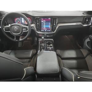 S60 Recharge T8 R-Design AWD 4D 2022 de Segunda Mano, Sedán Híbrido Enchufable de Lujo con Tracción en las Cuatro Ruedas, Vehículo Eléctrico de Gasolina de Alto Rendimiento - Product Image 5