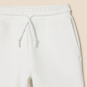 Fabricante de conjuntos de sudaderas con capucha y pantalones cortos para hombre de primera calidad que Crea elegantes trajes de dos piezas con telas cómodas y atractivo moderno - Product Image 4