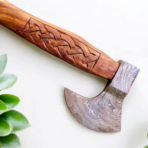 Hache de plein air à long manche en acier de Damas, tête en acier à motif artisanal avec manche en bois naturel pour le camping, la chasse et le bushcraft - Product Image 2