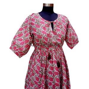 Robes courtes en coton faites à la main pour femmes - Longueur genou, coupe trapèze, imprimé floral, dentelle, écologiques, coupe décontractée, design moderne, respirantes - Product Image 5