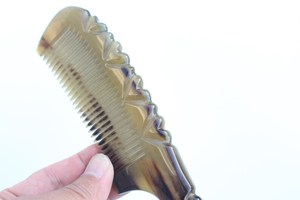 Peine de Cuerno Natural Pulido a Mano de Lujo con Diseño de Amor, Peine Orgánico Desenredante para el Cuidado del Cabello, Barba y Bigote - Product Image 2