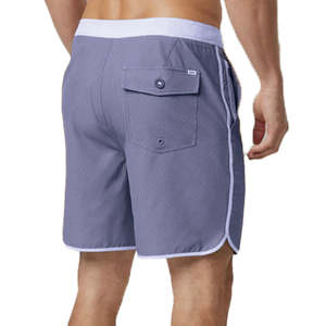 Maillot de bain pour homme en tissu recyclé avec ourlet de style festonné pour le confort et la protection de l'océan - Product Image 3