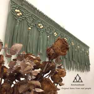 Panel colgante hecho a mano artesanal con bordado floral, decoración de pared de madera, acento decorativo perfecto para el estilo del hogar urbano - Product Image 4