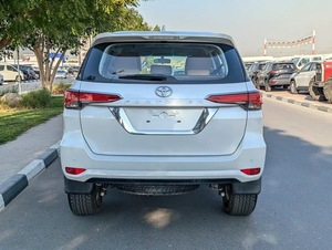 Nuovissimo SUV Toyota Fortuner 2023, 5 posti, 2999cc, tetto apribile, specifiche GCC, 199 CV, 4 cilindri, cambio automatico, guida a sinistra - Product Image 6