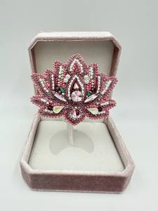 Broches de Cuentas Hechos a Mano por Diseñadores - Accesorios de Alta Calidad con Color y Forma Personalizados, Diseño Moderno para Regalos de Baby Shower - Product Image 4