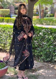 Vestido acampanado largo negro orquídea con adornos delicados y silueta fluida para una noche formal - Product Image 2