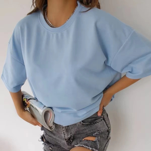 T-shirt oversize d'été pour femmes T-shirt bleu clair grande taille avec logo personnalisé teint en plaine - Product Image 1