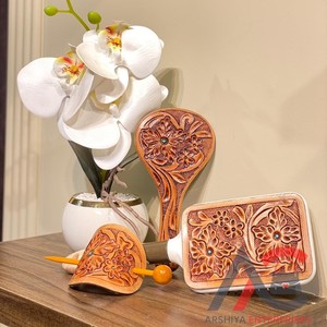 Nuevo estilo occidental para mujer, cuero con grabado, 3 piezas, cepillo para el cabello, espejo de mano y palo para el cabello, juegos de tocador, juegos de viaje elegantes - Product Image 1