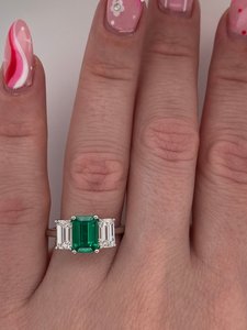 Elegante Anillo Clásico con Halo de Esmeralda y Moissanita en Oro Amarillo Sólido de 18K con Certificación IGI para Mujer - Joyería de Lujo al por Mayor - Product Image 3