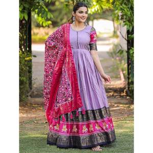 Robe de fête en soie Dola lavande élégante avec dupatta drapé sur mesure, design élégant mi-long pour les occasions de club et de jour, taille unique - Product Image 1