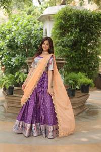 Lehenga de Diseñador para Damas de Honor, Blusa Tradicional Elegante y Hermosa, Dupatta, Diseños Modernos de Seda para Bodas y Fiestas Pakistaníes - Product Image 4