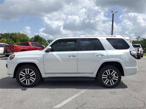 Toyota 4Runner Limited 2024, Construcción Refinada, Ligeramente Usada - Product Image 2