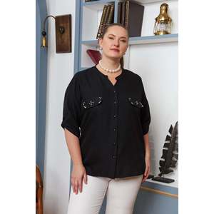 เสื้อเชิ้ตสีดำไซส์ใหญ่ มีกระเป๋าแบบมีฝาปิดและประดับด้วยหิน - Product Image 1