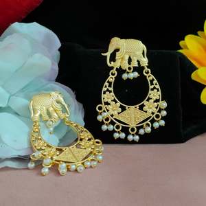 Boucles d'oreilles pendantes au design éléphant doré contemporain avec perles suspendues, tendance et polyvalentes pour les tenues ethniques et fusionnelles - Product Image 1