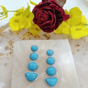 Pendientes de Diseño con Doble Capa de Circonitas Cúbicas con Acabado Plateado de Alta Calidad, Colección para Bodas y Fiestas para Mujeres y Niñas - Product Image 1
