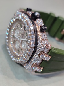 Montre de luxe de qualité supérieure avec cadran de 41 mm, bracelet en caoutchouc vert, mouvement automatique, diamant moissanite, disponible à la vente - Product Image 6