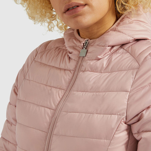 Chaqueta acolchada negra de alta calidad para mujer, chaqueta acolchada con cierre de cremallera impermeable para exteriores de invierno de nuevo estilo personalizado de fábrica para mujer - Product Image 3