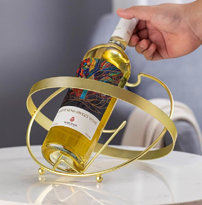 Estante para vinos en forma de C, dorado y negro, con detalles de ciervo. Almacenamiento moderno de lujo. Disponible a precios de mayoreo. - Product Image 4