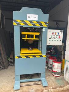 Presse hydraulique en acier inoxydable à tirage profond avec moteur de 200 kW - Product Image 2