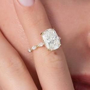 Anillo de compromiso de diamantes con corte de cojín de 10x8mm | Acentos laterales de solitario Plata de ley chapada en oro de 18 quilates | Boda nupcial minimalista - Product Image 4