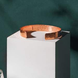 Brazalete de Metal Premium Diseñado para un Uso Diario Duradero que Ofrece un Diseño Elegante, Resistencia, Comodidad y un Atractivo de Moda Atemporal - Product Image 2