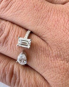 Anillo de diamantes cultivados en laboratorio de pera y esmeralda Anillo de diamantes en forma de pera y esmeralda con piedras laterales Anillo de plata esterlina - Product Image 3