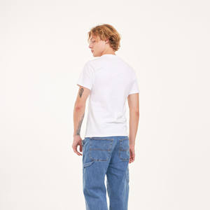 เสื้อยืดคอกว้างผู้ชาย OEM รุ่นพื้นฐาน คุณภาพพรีเมียม ระบายอากาศได้ดี เป็นมิตรกับสิ่งแวดล้อม ผ้าเจอร์ซีย์ป้องกันการเป็นขุย สไตล์ลำลอง แขนสั้น - Product Image 1