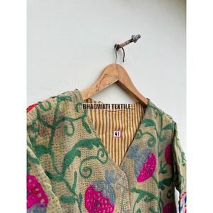 Veste bombardier en coton Suzani pour femmes indiennes faites à la main tissu Kantha brodé avec bord brut manteau tissé respirant - Product Image 4