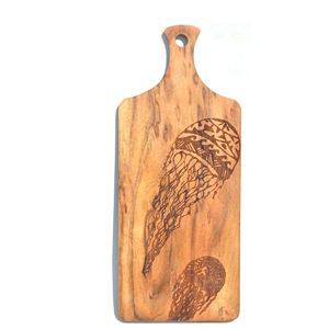 Planche à découper en bois personnalisée avec nom gravé Cadeau parfait pour un anniversaire de mariage ou une pendaison de crémaillère - Product Image 3