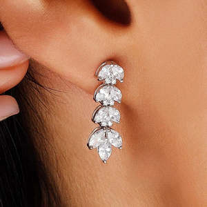 Conjunto de Joyería Fina de Lujo Hallmark - Collar con Diseño de Hojas Plateadas y Baño de Oro con Perla en Forma de Oso como Piedra Principal para Regalo de Boda - Product Image 2