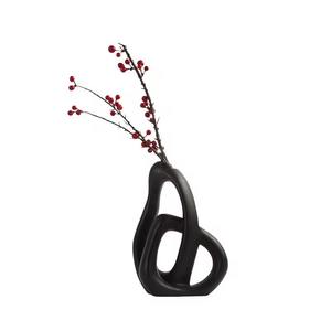 Jarrón de cerámica negro que añade calidez y personalidad a los interiores, mientras se integra perfectamente con los estilos de diseño modernos y rústicos. - Product Image 1