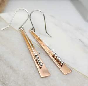 Boucles d'oreilles en cuivre à motif tribal oxydé avec des détails floraux fabriqués à la main par des artisans pour des looks traditionnels élégants - Product Image 3
