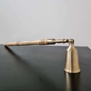 Éteignoir de bougie poli doré brillant avec manche en bois sur mesure pour accessoires décoratifs de mèche de bougie - Product Image 1